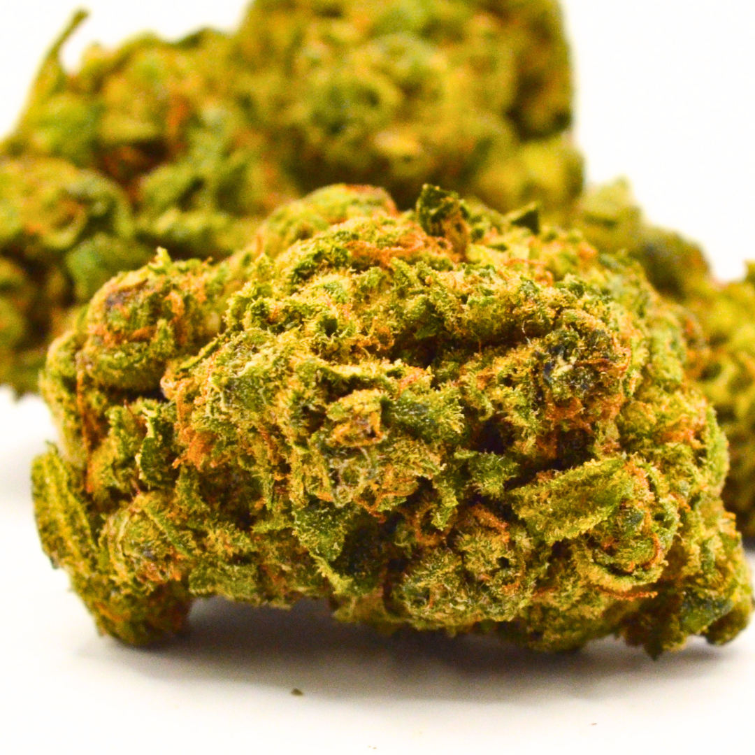 Gros plan sur la texture et les pistils orangés d’une fleur de CBD Payton Strawberry.