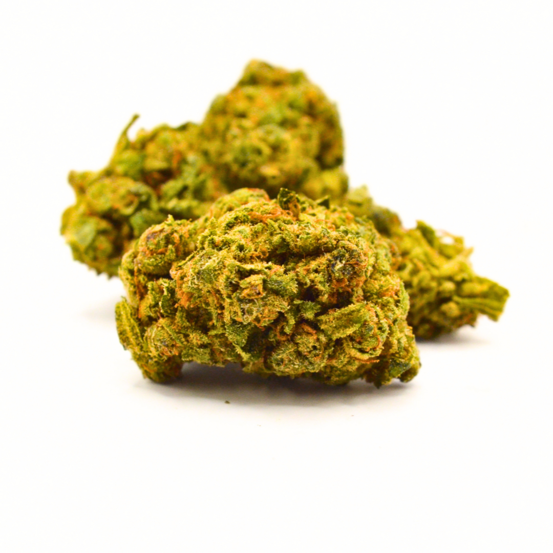 Fleur de CBD Payton Strawberry au premier plan, avec d’autres fleurs derrière.