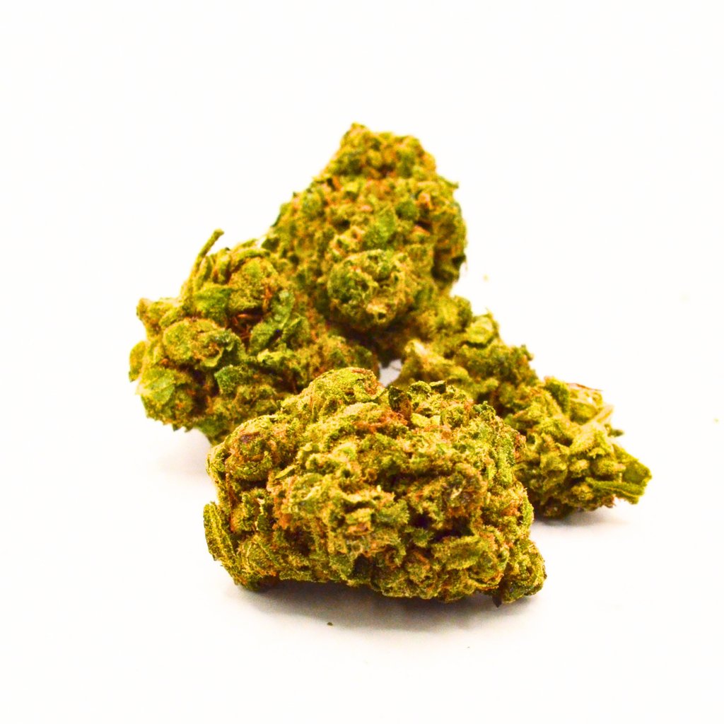 Plusieurs fleurs de CBD Payton Strawberry vertes et dorées, présentées sur fond blanc.