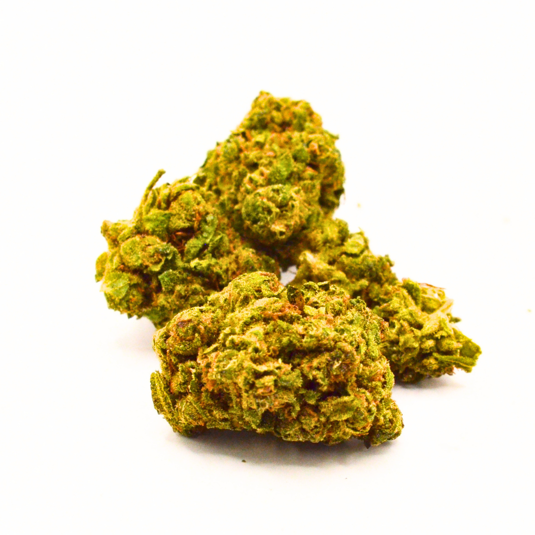 Plusieurs fleurs de CBD Payton Strawberry vertes et dorées, présentées sur fond blanc.