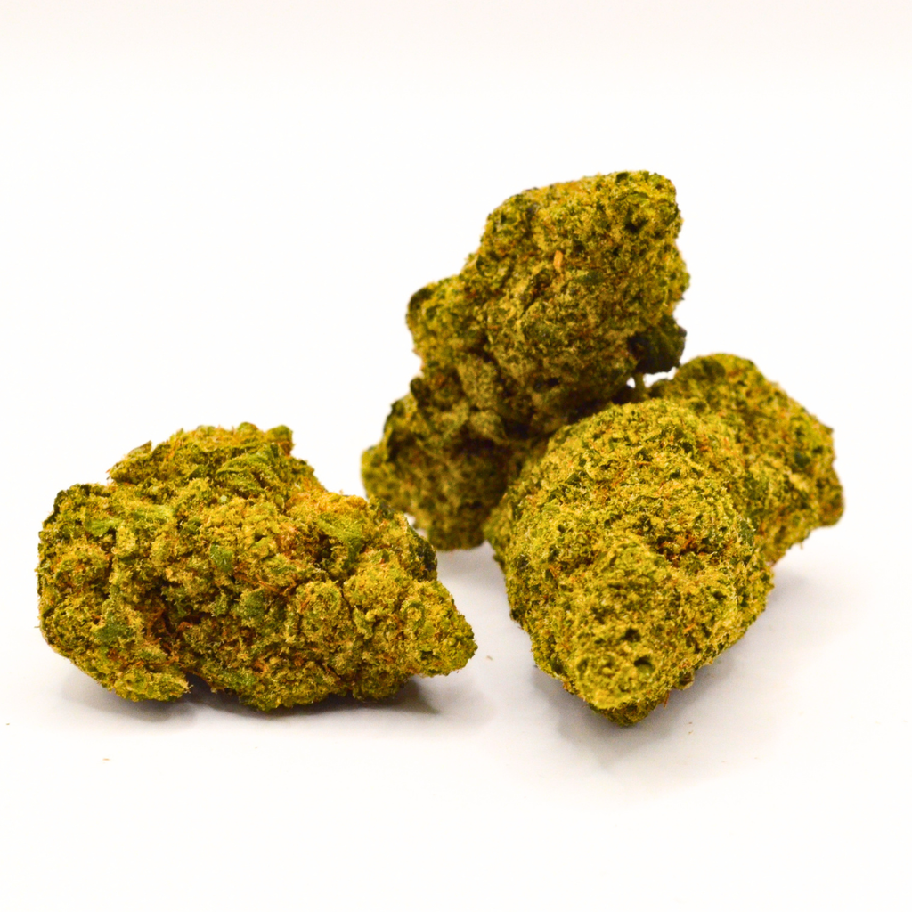 Vue de face de plusieurs fleurs de CBD Skunk Jam, sur fond blanc.