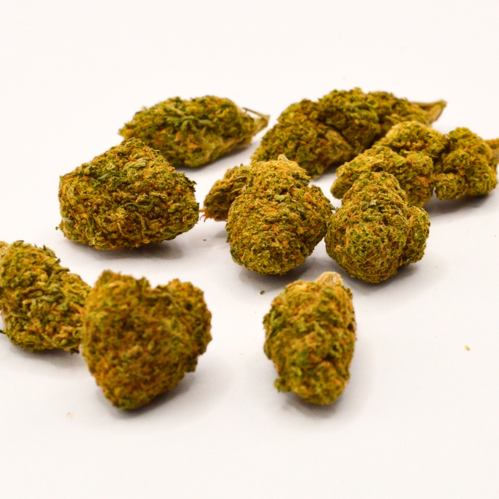Ensemble de fleurs de CBD Swizzler réparties sur un fond blanc.