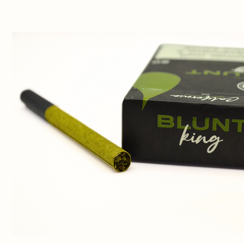 Gros plan sur un pre-roll CBD vert Blunt King California BZ devant son paquet.