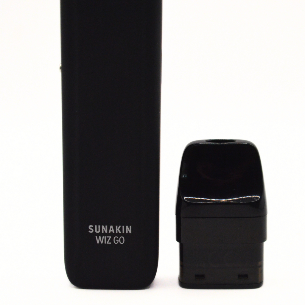 Batterie noire Sunakin Wiz Go et son pod détaché, présentés debout sur fond blanc.